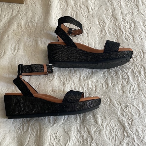 Sandals By Gentle Souls by Kenneth Cole - Picture 2 of 5